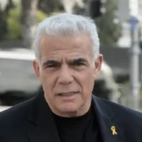 Le chef de l'opposition Yaïr Lapid fait une déclaration vidéo après un briefing de sécurité avec le Premier ministre Benjamin Netanyahu, le 15 mai 2025. (Crédit : Capture d'écran/ X)