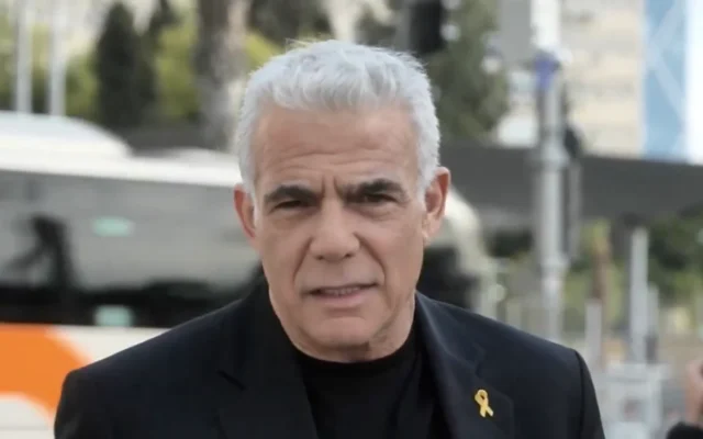 Le chef de l'opposition Yaïr Lapid fait une déclaration vidéo après un briefing de sécurité avec le Premier ministre Benjamin Netanyahu, le 15 mai 2025. (Crédit : Capture d'écran/ X)