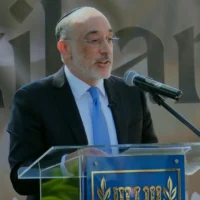 Le grand rabbin d’Afrique du Sud, Warren Goldstein, lors d’une cérémonie de Yom Hazikaron à l’ambassade d’Israël à Pretoria, le 30 avril 2025. (Crédit : Capture d'écran/ Facebook)