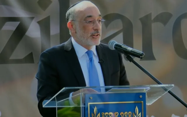 Le grand rabbin d’Afrique du Sud, Warren Goldstein, lors d’une cérémonie de Yom Hazikaron à l’ambassade d’Israël à Pretoria, le 30 avril 2025. (Crédit : Capture d'écran/ Facebook)