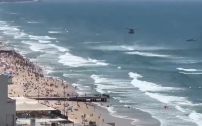 Les secours après l'accident d'un petit avion sur la plage de Bat Yam,  le 16 mai 2025. (Capture d'écran vidéo)