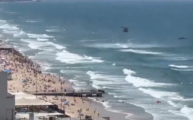 Les secours après l'accident d'un petit avion sur la plage de Bat Yam,  le 16 mai 2025. (Capture d'écran vidéo)