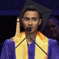 Logan Rozos, étudiant de l'université de New York, prononce un discours lors d'une cérémonie de remise des diplômes à New York, le 14 mai 2025. (Capture d'écran/X)