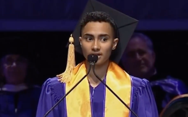 Logan Rozos, étudiant de l'université de New York, prononce un discours lors d'une cérémonie de remise des diplômes à New York, le 14 mai 2025. (Capture d'écran/X)