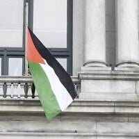 Le drapeau palestinien flottant sur l'hôtel de ville de Providence, dans le Rhode Island, le 16 mai 2025. (Crédit : Capture d'écran/X)