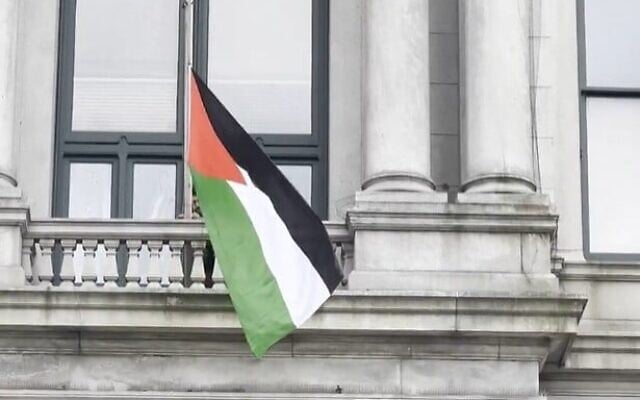 Le drapeau palestinien flottant sur l'hôtel de ville de Providence, dans le Rhode Island, le 16 mai 2025. (Crédit : Capture d'écran/X) Le drapeau palestinien flottant sur l'hôtel de ville de Providence, dans le Rhode Island, le 16 mai 2025. (Crédit : Capture d'écran/X)
