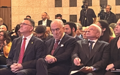 Le ministre des Affaires étrangères Gideon Saar (à gauche) assiste à une réunion du Congrès juif mondial à Jérusalem, le 20 mai 2025. (Crédit : Tal Schneider/Times of Israel)