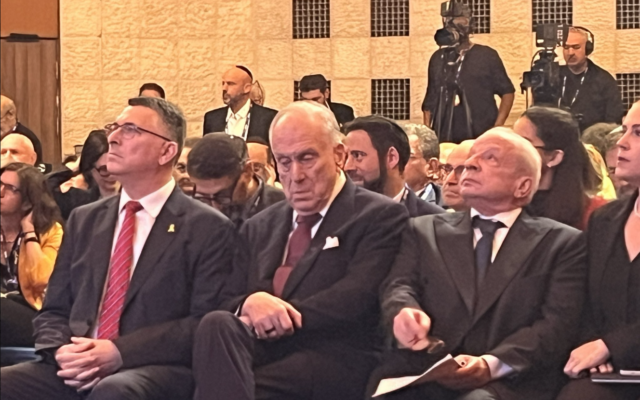 Le ministre des Affaires étrangères Gideon Saar (à gauche) assiste à une réunion du Congrès juif mondial à Jérusalem, le 20 mai 2025. (Crédit : Tal Schneider/Times of Israel)