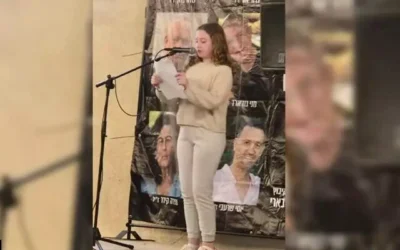 L'ex-otage Emily Hand prend la parole le 21 mai 2025 lors d'un rassemblement organisé par les membres du kibboutz Beeri au profit des otages dans les locaux temporaires du kibboutz au kibboutz Hazerim. (Avec l'aimable autorisation du kibboutz Beeri)