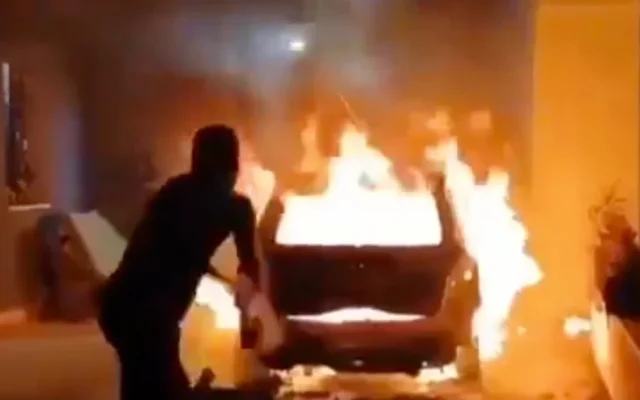 Une voiture en flammes lors d'une attaque d'extrémistes juifs dans le village palestinien de Bruqin, dans le nord de la Cisjordanie, le 23 mai 2025. (Capture d'écran : X)