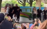 Des élèves de l'école Marie Popelin à Evere, dans la banlieue de Bruxelles, présentent un spectacle de danse en arborant des keffiehs lors d'une fête de fin d'année, le 24 mai 2025. (Capture d'écran X / Radio Bruxelles / utilisée conformément à l'article 27a de la loi sur le droit d'auteur)