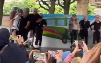 Des élèves de l'école Marie Popelin à Evere, dans la banlieue de Bruxelles, présentent un spectacle de danse en arborant des keffiehs lors d'une fête de fin d'année, le 24 mai 2025. (Capture d'écran X / Radio Bruxelles / utilisée conformément à l'article 27a de la loi sur le droit d'auteur)