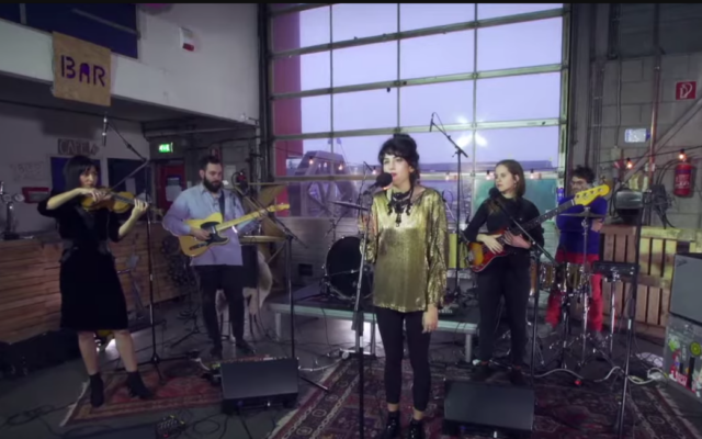 La chanteuse israélienne Zohara Niddam (au centre), entourée du groupe britannique de klezmer Oi Va Voi, interprète la chanson « Refugee » en direct pour la chaîne de télévision VPRO TV Netherlands, le 28 janvier 2019. (Capture d'écran Youtube / Oi Va Voi Music / utilisée conformément à l'article 27a de la loi sur le droit d'auteur) La chanteuse israélienne Zohara Niddam (au centre), entourée du groupe britannique de klezmer Oi Va Voi, interprète la chanson « Refugee » en direct pour la chaîne de télévision VPRO TV Netherlands, le 28 janvier 2019. (Capture d'écran Youtube / Oi Va Voi Music / utilisée conformément à l'article 27a de la loi sur le droit d'auteur)
