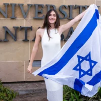 Tessa Veksler fête son diplôme de l’Université de Californie, à Santa Barbara, le 16 juin 2024. (Autorisation)