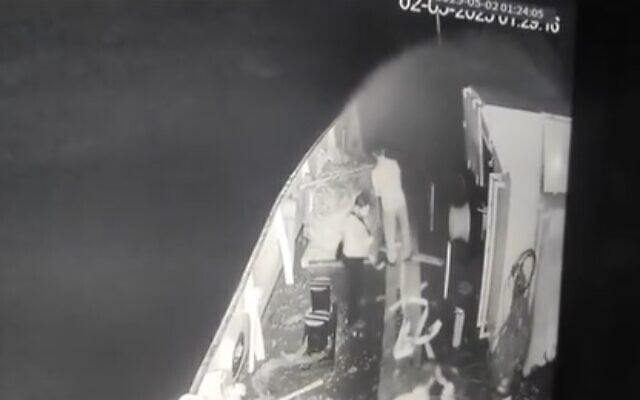 Une vidéo postée par la « Freedon Flotilla Coalition », qui montrerait l'équipage d'un navire après une attaque de drone sur un navire essayant d'apporter de l'aide humanitaire à la bande de Gaza, près de Malte en mer Méditerranée, début 2 mai 2025. (Capture d'écran : X)