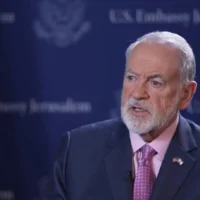 L'ambassadeur américain en Israël Mike Huckabee parle à la télévision israélienne dans une interview diffusée le 10 mai 2025. (Capture d'écran/YouTube)
