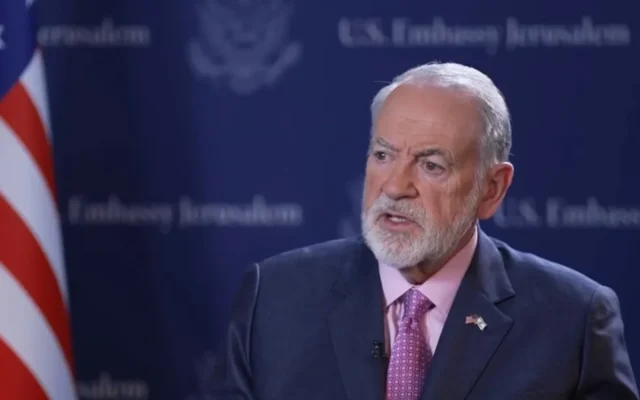 L'ambassadeur américain en Israël Mike Huckabee parle à la télévision israélienne dans une interview diffusée le 10 mai 2025. (Capture d'écran/YouTube)