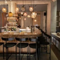 Le tout nouveau bar du Jacko Street, à Jérusalem, l'un des restaurants membres du Festival culinaire israélien, en mars 2024 (Autorisation)