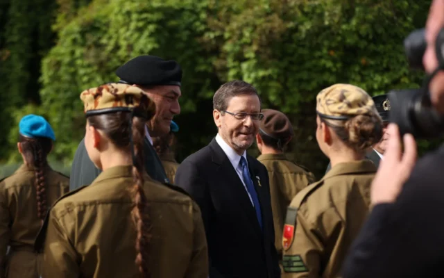 Le président Isaac Herzog salue les soldats à sa résidence de Jérusalem, le jour de l'Indépendance, le 1er mai 2025. (Crédit : Tzippora Bibi) Le président Isaac Herzog salue les soldats à sa résidence de Jérusalem, le jour de l'Indépendance, le 1er mai 2025. (Crédit : Tzippora Bibi)