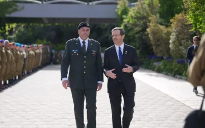 Le président Isaac Herzog, à droite, et le chef de Tsahal, le lieutenant-général Eyal Zamir, lors de la cérémonie du Jour de l'Indépendance à Jérusalem, le 1er mai 2025. (Crédit : Elad Malka)