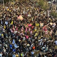 Des manifestants rassemblés contre le gouvernement et en faveur d'un accord pour la libération des otages lors d'une manifestation hebdomadaire, rue Begin, à Tel Aviv, le 3 mai 2025. (Crédit : Naama Zeevi Rivlin/Mouvement de protestation pour la démocratie)