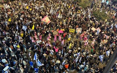 Des manifestants rassemblés contre le gouvernement et en faveur d'un accord pour la libération des otages lors d'une manifestation hebdomadaire, rue Begin, à Tel Aviv, le 3 mai 2025. (Crédit : Naama Zeevi Rivlin/Mouvement de protestation pour la démocratie)