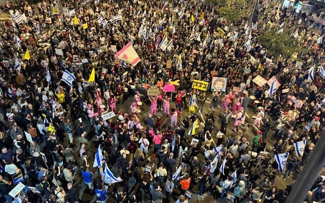 Des manifestants rassemblés contre le gouvernement et en faveur d'un accord pour la libération des otages lors d'une manifestation hebdomadaire, rue Begin, à Tel Aviv, le 3 mai 2025. (Crédit : Naama Zeevi Rivlin/Mouvement de protestation pour la démocratie) Des manifestants rassemblés contre le gouvernement et en faveur d'un accord pour la libération des otages lors d'une manifestation hebdomadaire, rue Begin, à Tel Aviv, le 3 mai 2025. (Crédit : Naama Zeevi Rivlin/Mouvement de protestation pour la démocratie)