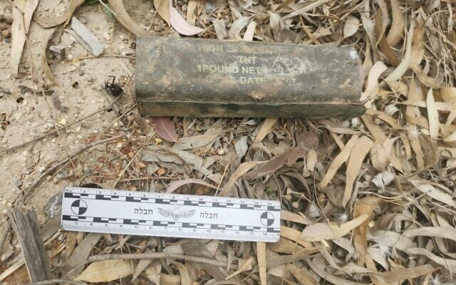 Une bombe de fabrication iranienne qui aurait été laissée par des terroristes du Hamas le 7 octobre 2023 a été découverte par la police à l'entrée du kibboutz Alumim, le 5 mai 2025. (Police israélienne) Une bombe de fabrication iranienne qui aurait été laissée par des terroristes du Hamas le 7 octobre 2023 a été découverte par la police à l'entrée du kibboutz Alumim, le 5 mai 2025. (Police israélienne)