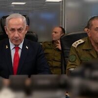 Le Premier ministre Benjamin Netanyahu (au centre), et le chef d'état-major de l'armée israélienne, le lieutenant-général Eyal Zamir, supervisant des frappes aériennes au Yémen, au siège du ministère de la Défense, à Tel Aviv, le 5 mai 2025. (Crédit : Ariel Hermoni/Ministère de la Défense)