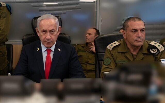 Le Premier ministre Benjamin Netanyahu (au centre), et le chef d'état-major de l'armée israélienne, le lieutenant-général Eyal Zamir, supervisant des frappes aériennes au Yémen, au siège du ministère de la Défense, à Tel Aviv, le 5 mai 2025. (Crédit : Ariel Hermoni/Ministère de la Défense)