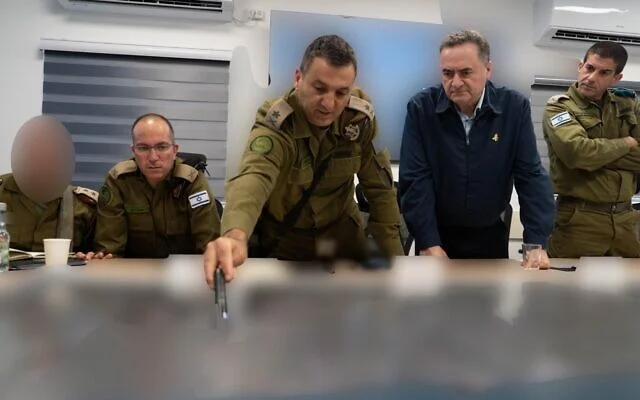 Le ministre de la Défense Israel Katz (2e à partir de la droite) avec le chef du commandement sud de Tsahal, le major général Yaniv Asor (au centre), commandant de la 162e division, le Brigadier Général Sagiv Dahan (à gauche) et le secrétaire militaire de Katz, Brig. Gen. Guy Markizano (à droite), 7 mai 2025. (Ariel Hermoni/Ministère de la Défense) Le ministre de la Défense Israel Katz (2e à partir de la droite) avec le chef du commandement sud de Tsahal, le major général Yaniv Asor (au centre), commandant de la 162e division, le Brigadier Général Sagiv Dahan (à gauche) et le secrétaire militaire de Katz, Brig. Gen. Guy Markizano (à droite), 7 mai 2025. (Ariel Hermoni/Ministère de la Défense)