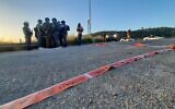 Des forces de sécurité sur la scène d'une fusillade près du point de passage de Reihan, dans le nord de la Cisjordanie, le 7 mai 2025. (Autorisation)
