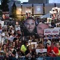Des manifestants brandissant des pancartes avec des photos des otages lors d'une manifestation hebdomadaire contre le gouvernement, sur la Place Habima, à Tel Aviv, le 10 mai 2025. (Crédit : Paulina Patimer/Mouvement de protestation pour la démocratie)