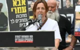Ayelet Samerano s'exprimant sur la Place des otages, à Tel Aviv, le 12 mai 2025 (Crédit : Paulina Patimer/Forum des familles des otages)