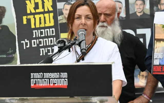 Ayelet Samerano s'exprimant sur la Place des otages, à Tel Aviv, le 12 mai 2025 (Crédit : Paulina Patimer/Forum des familles des otages) Ayelet Samerano s'exprimant sur la Place des otages, à Tel Aviv, le 12 mai 2025 (Crédit : Paulina Patimer/Forum des familles des otages)