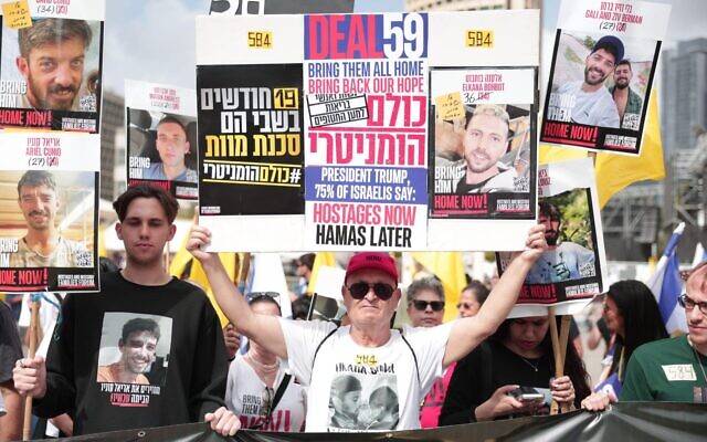 Des manifestants réclamant un accord pour la libération des otages encore retenus à Gaza rassemblés avant la libération de l'otage américano-israélien Edan Alexander, sur la Place des Otages, à Tel Aviv, le 12 mai 2025. (Crédit : Alon Gilboa/Mouvement de protestation pour la démocratie)