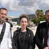 De gauche à droite : le chef du Conseil régional de Samarie, Yossi Dagan, la ministre de la Protection de l'environnement, Idit Silman, et le ministre du Patrimoine, Amichai Eliyahu, sur le site archéologique de Sebastia, en Cisjordanie, le 12 mai 2025. (Avec l'aimable autorisation du ministère du Patrimoine)