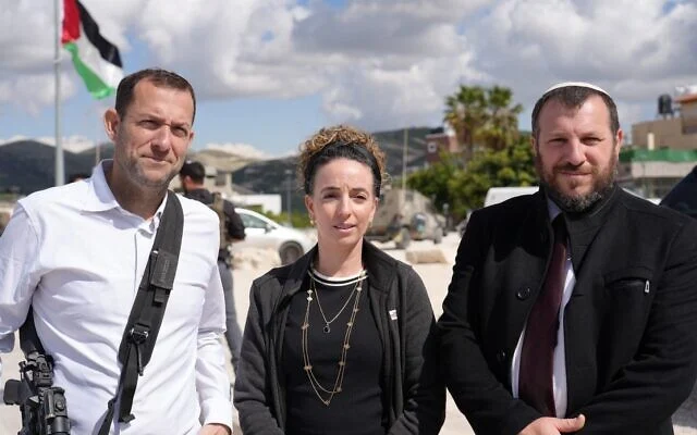 De gauche à droite : le chef du Conseil régional de Samarie, Yossi Dagan, la ministre de la Protection de l'environnement, Idit Silman, et le ministre du Patrimoine, Amichai Eliyahu, sur le site archéologique de Sebastia, en Cisjordanie, le 12 mai 2025. (Avec l'aimable autorisation du ministère du Patrimoine)