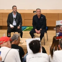 L'envoyé spécial américain au Moyen-Orient Steve Witkoff (à droite) et l'envoyé américain pour les otages Adam Boehler rencontrent des parents d'otages détenus à Gaza, à Tel Aviv, le 13 mai 2025. (Crédit : Paulina Patimer / Forum des familles d'otages)