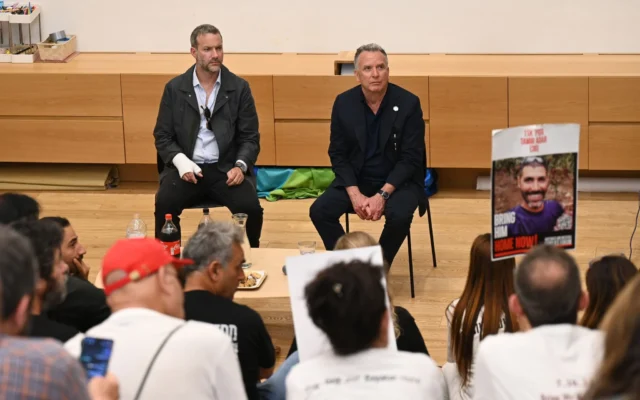 L'envoyé spécial américain au Moyen-Orient Steve Witkoff (à droite) et l'envoyé américain pour les otages Adam Boehler rencontrent des parents d'otages détenus à Gaza, à Tel Aviv, le 13 mai 2025. (Crédit : Paulina Patimer / Forum des familles d'otages) L'envoyé spécial américain au Moyen-Orient Steve Witkoff (à droite) et l'envoyé américain pour les otages Adam Boehler rencontrent des parents d'otages détenus à Gaza, à Tel Aviv, le 13 mai 2025. (Crédit : Paulina Patimer / Forum des familles d'otages)