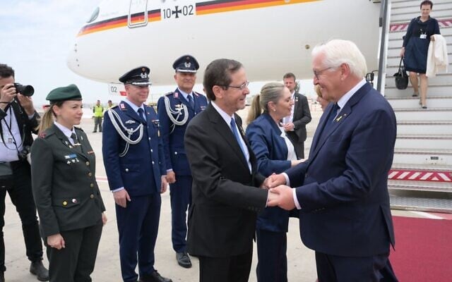 Le président Isaac Herzog (à gauche) accueillant le président allemand Frank-Walter Steinmeier, à l'aéroport Ben Gurion, le 13 mai 2025. (Crédit : Amos Ben-Gershom/GPO)