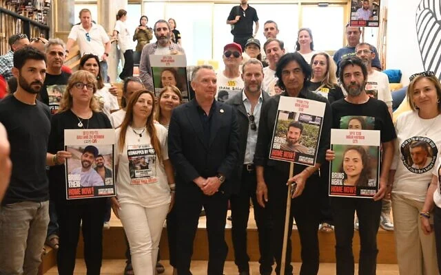 L’envoyé spécial des États-Unis pour le Moyen-Orient, Steve Witkoff, et l’envoyé des États-Unis pour les otages, Adam Boehler (centre gauche et droite) avec des parents d’otages détenus à Gaza, à Tel-Aviv, le 13 mai 2025. (Paulina Patimer / Hostage Families Forum) L’envoyé spécial des États-Unis pour le Moyen-Orient, Steve Witkoff, et l’envoyé des États-Unis pour les otages, Adam Boehler (centre gauche et droite) avec des parents d’otages détenus à Gaza, à Tel-Aviv, le 13 mai 2025. (Paulina Patimer / Hostage Families Forum)