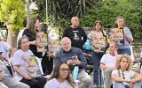 Ofir Braslavski, au centre, père de l'otage de Gaza Rom Braslavski, lors d'un sit-in de Mishmeret 101 à Jérusalem le 13 mai 2025. (Crédit : Reuven Lahav/Shift 101)