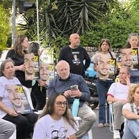 Ofir Braslavski, au centre, père de l'otage de Gaza Rom Braslavski, lors d'un sit-in de Mishmeret 101 à Jérusalem le 13 mai 2025. (Crédit : Reuven Lahav/Shift 101)