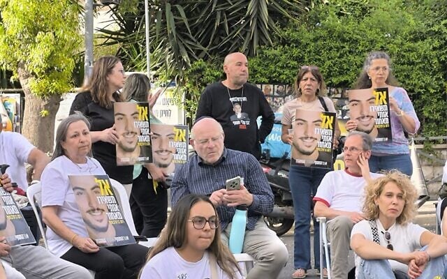 Ofir Braslavski, au centre, père de l'otage de Gaza Rom Braslavski, lors d'un sit-in de Mishmeret 101 à Jérusalem le 13 mai 2025. (Crédit : Reuven Lahav/Shift 101)
