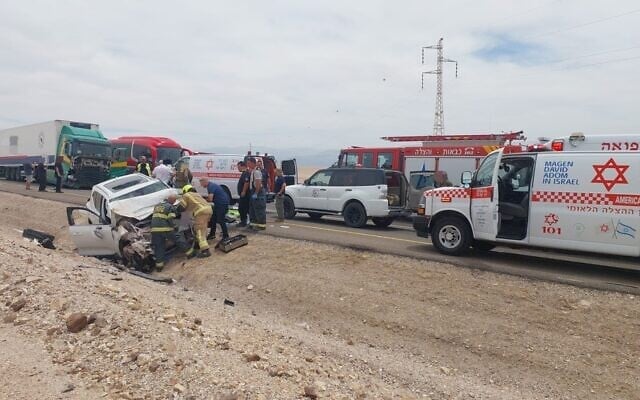Les lieux d'une collision mortelle, sur la route 90, près du carrefour Arava, le 15 mai 2024 (Magen David Adom)