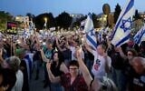 Des manifestants anti-gouvernement participant à une manifestation hebdomadaire sur la Place Habima, à Tel Aviv, le 17 mai 2025. (Crédit : Zohar Bar-Yehuda/Mouvement de protestation pour la démocratie)