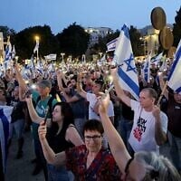 Des manifestants anti-gouvernement participant à une manifestation hebdomadaire sur la Place Habima, à Tel Aviv, le 17 mai 2025. (Crédit : Zohar Bar-Yehuda/Mouvement de protestation pour la démocratie)