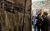 L'ambassadeur d'Israël en Corée du Sud, Rafi Harpaz, examinant une pièce exposée au nouveau Musée de la Shoah, à Paju, en Corée du Sud, le 19 mai 2025. (Crédit : KIBI)