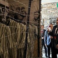 L'ambassadeur d'Israël en Corée du Sud, Rafi Harpaz, examinant une pièce exposée au nouveau Musée de la Shoah, à Paju, en Corée du Sud, le 19 mai 2025. (Crédit : KIBI)